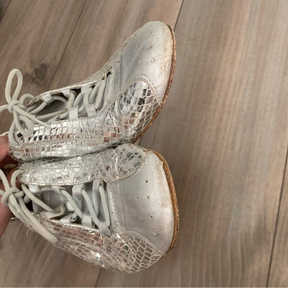 Stuart Weitzman silver leather snakeskin derby lace up shoes size 9.5 - Picture 5 of 7